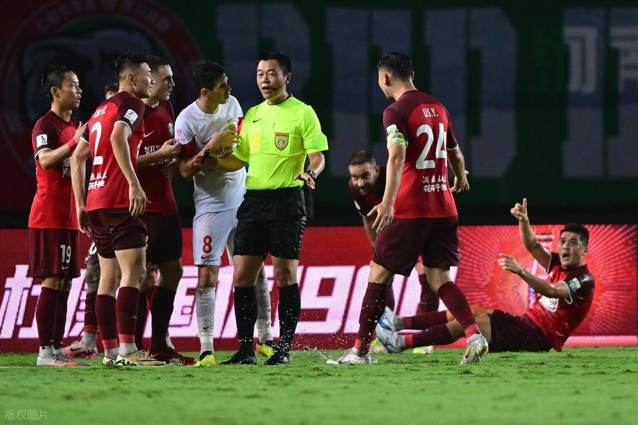 包含赛后勒沃库森备战中超；单刀错失细节曝光；媒体盛赞；球队文化再被提及的词条